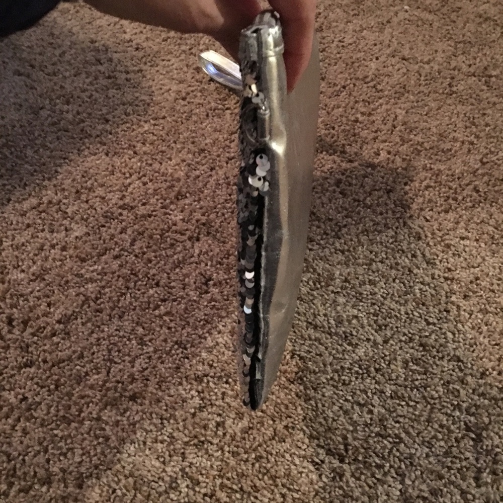 Nwot Multi Purpose Silver Flip Sequin Handbag - image 6